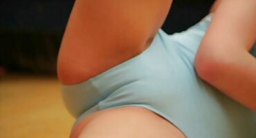 phim sex cặc khủng Người đàn ông đã sex lái máy bay bà già gửi bạn của mình đến bồn tắm nước nóng.